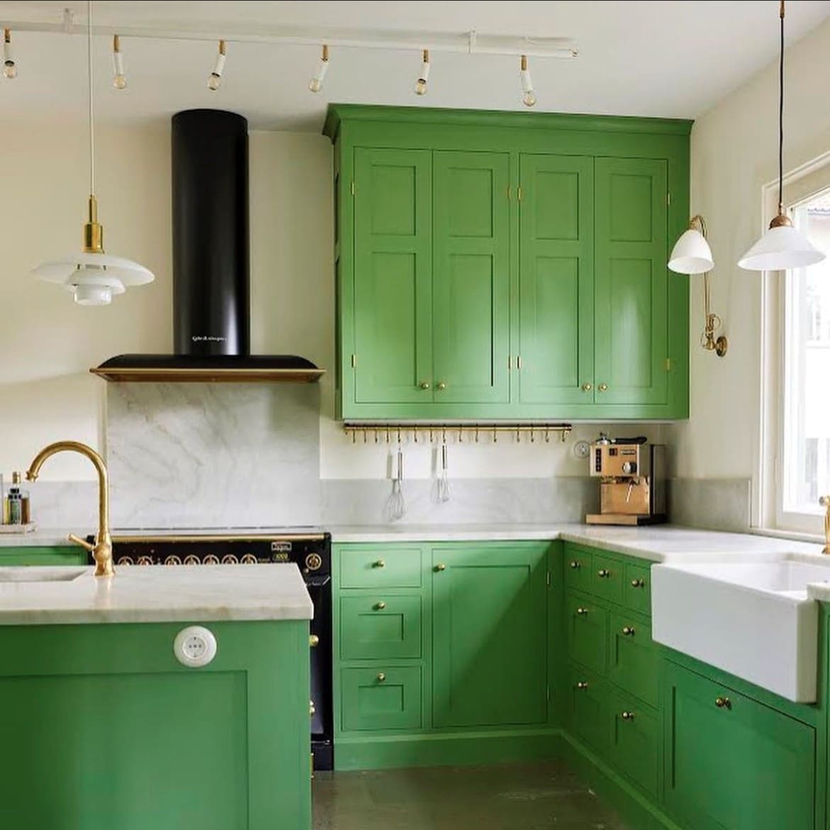 Ett grönt kök med Fjäråskupans modell Blender i svart utförande